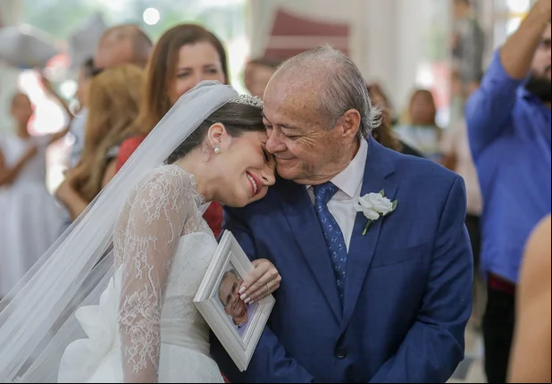 Com bençãos de Sílvio Mendes, Cristina Soares casa em Teresina