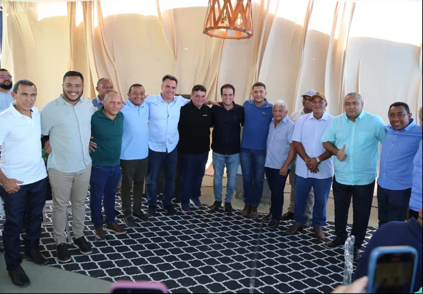 Ciro se reúne com prefeitos e lideranças em almoço