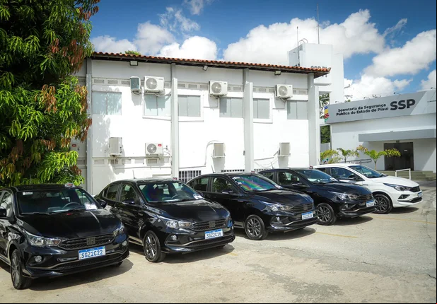 Secretário Chico Lucas entrega nove viaturas para as forças de segurança